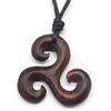 Drachensilber - Collana con cordino in tessuto e ciondolo a forma di triscele in legno, diametro 4 cm
