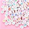 HERZWILD 1000pz Acrilico Lettera Perline Bianche Rotondo Acrilico Perle con Colorate Lettere 4x7mm Piatte Tondo Bead per Braccialetti Collane Creazione di Gioielli Fai da Te