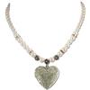 Heimatflüstern Collana di perle con amuleto a forma di cuore e perline, catenina con perle e con ciondolo a forma di cuore, gioiello da donna, ideale per costume dell'Oktoberfest (bianco crema)