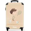 NoBoringSuitcases.com NoBoringSuitcases© Valigia Cabina Bambino Bambini Trolley Da Viaggio | 55x35x20 cm - Bagaglio A Mano Aereo Rigido Leggerissimo 4 Ruote Valigie Ragazzo - Tennis - Sfondo color sabbia