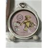 Hello Kitty x Steiff Orologio da tavolo rotondo rosa Hello Kitty x Steiff design orso in plastica ...