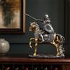 Statuetta equestre in stile antico raffigurante un cavaliere e un cavallo in