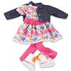 Götz 3403336 completo Blumenfroh per bambole in piedi taglia XL 45-50 cm | Vestiti per bambole con vestito estivo, jeans, giacca, collant e sneaker in tessuto; lavabili; dai 3 anni