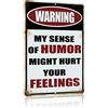 Yniaun Decor Targa in metallo con scritta in lingua inglese My Sense of Humor Might Hurt Your Feelings, decorazione da parete per uomo, 30,5 x 20,3 cm, in stile vintage, con scritta in lingua