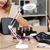 Lampada da tavolo con ingrandimento 10X, luce LED a intensità regolabile, braccio flessibile, base da tavolo e pinze incluse - Ideale per saldatura, lavori manuali, orologiai e lettura.