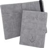 THE MASONIC COLLECTION - Porta passaporto in colore blu/grigio - Quadrato e bussola in rilievo - Similpelle premium - Impermeabile - 10,2 x 14 cm - Un regalo massonico perfetto per uomini massoni,