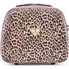 Braccialini Ariel Compatto, raffinato e incredibilmente pratico, il beauty case Braccialini con stampa leopardata si distingue per il suo carattere grintoso e femminile. L'iconica fantasia animalier