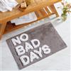 Market & Place No Bad Days - Tappeto da bagno simpatico, divertente decorazione per il bagno per vasca e doccia, tappeto da bagno assorbente in cotone trapuntato, 50,8 x 76,2 cm, grigio e bianco