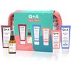 Q+A Travel Treats, set regalo di 4 mini prodotti per la cura della pelle e del corpo, con borsa da viaggio, detergente viso idratante (75 ml), siero alla vitamina C (30 ml), bagnoschiuma all'acido