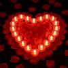 Behogan 24 lumini a LED senza fiamma: 2000 pezzi di petali di rosa artificiali, candele a LED, candele a forma di cuore, per decorazioni romantiche (rosso-giallo)