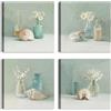 LuxHomeDecor Set di 4 Quadri Still Life 30x30 cm - Bottiglie Vintage, Fiori e Conchiglie su Sfondo Verde Acqua - Stampa su tela con telaio in legno - Elegante Decorazione per Cucina, Bagno o Ingresso