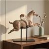Statua in resina raffigurante un cavallo e un cavaliere in posa di salto.