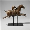 Statua in resina raffigurante un cavallo e un cavaliere in posa di salto.