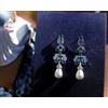 Orecchini A Chiodo Argento Art Deco Finta Perla Incastonata Con CZ Verde SB1