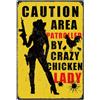 SUPERDANT Cartelli di Latta Divertenti Targhe in Metallo di Avvertimento Divieto di Accesso Area Sorvegliata Da Una Pazza Signora Del Pollo Decor Da Parete Vintage per Garage e Recinzione Del Cortile