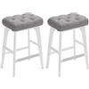 VASAGLE Sgabelli da Bar Set di 2, Sgabelli da Cucina, Rivestimento in PU con Bottoni Trapuntati e Borchie, Gambe in Legno, Altezza 66 cm, Sala da Pranzo, Montaggio Facile, Grigio Tortora LBC085G01