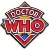 GloWonder Doctor Who - Spilla smaltata con logo televisivo britannico, design a diamante rosso e blu, struttura in metallo, accessorio da collezione da 3 cm con perno posteriore