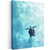 MuchoWow© Quadri Moderni Soggiorno Poster Da Parete Decorazioni Muro | 50x70 cm - Salotto Quadro Grande Foto Con Cornice Stampe Su Tela Camera Da Letto Tartaruga - Mare - Blu - Scintillio