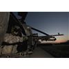 Posterazzi Poster stampa Kunduz Afghanistan - A UH-60L Blackhawk Door Gunner Mans a M-240G mitragliatrice (17 x 11)