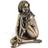Studio Collection Statuetta di donna nuda, seduto, in resina con rivestimento in ottone