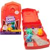 Kinetic Sand, Playset Della Fattoria, con 340g Di Sabbia Cinetica, 3+ Anni | 6 Attrezzi, 2 Animali, Trattore e 3 Verdure, Valigetta a Forma Di Fienile, Vera Sabbia, Non Secca Mai, Facile Da Pulire