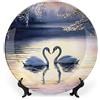 Gokays Piatti decorativi, coppia di cigni al tramonto con lago con albero dipinto piatto in ceramica piatto da casa oscillante con espositore, decorazione da appendere alla parete per soggiorno, sala