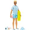 Mattel Barbie - Ken biondo con costume da bagno azzurro e camicia blu, bambola con visiera, telo mare, sandali con logo Ken e tanti accessori da spiaggia, giocattolo per bambini, 3+ anni, HPL74