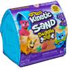 Kinetic Sand, Mini Cagnolino, 170g di Sabbia Cinetica Naturale, 3+ Anni | 170 G, 1 Di 4 Cagnolini, 2 Tesori, Cuccia Riutilizzabile, Stampo, Formina, Vera Sabbia, Motricità Fine