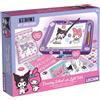 Liscianigiochi Lisciani - Set per disegnare Kuromi e My Melody per bambini dai 5 anni - Kit creativo con cavalletto luminoso per copiare disegni - Penne colorate profumate, strass e adesivi - Giocattolo educativo per bambine