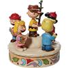 Enesco Peanuts by Jim Shore - Statuetta ruotata a mano, motivo: The Gang che canta intorno all'albero di Natale, 16,5 cm, multicolore, rosso