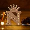 LINMQIU Lampada LED Personalizzata in Legno con Corona, 26 Lettere | Luce decorativa creativa con corona Decorazione per camera da letto, soggiorno o scrivania