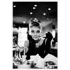 Posterlounge Audrey Hepburn in Colazione da Tiffany Poster | 20 x 30 cm di Celebrity Collection Nero e Bianco Quadri Decorazione per pareti