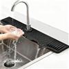 COVRA Tappetino per rubinetto in silicone da 61 cm, paraspruzzi per lavello della cucina, pieghevole, design inclinato per un drenaggio più veloce, tappetino antispruzzo, per cucina e bagno (nero, 61 x 14,5