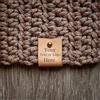 miguha Etichetta Artigianale Pieghevole all'Uncinetto con Testo Logo Personalizzato, Etichette Piccole Personalizzate con Rivetto, Etichette for Cappelli Lavorati A Maglia, Etichette 60x20 Mm