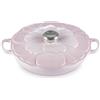 Le Creuset Tegame basso con coperchio a fiore in ghisa vetrificata 26 cm - Shell pink