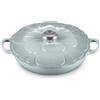 Le Creuset Tegame basso con coperchio a fiore in ghisa vetrificata 26 cm - sea salt