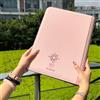 Bandai Raccoglitore per Carte Pokémon Premium con Cerniera, 4/9/12 Tasche, in PU, Estetico Rosa e Bianco, per Collezione di Carte Pokémon e Foto dei Fan