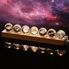 GOMETY 7 lampade a sfera colorate a forma di cielo stellato, sfera di cristallo 3D | Lampada a LED a forma di galassia, 40 mm, con base in legno, sistema solare, sfera di cristallo, per casa, camera e ufficio