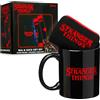 Get Trend Stranger Things Tazza e Calze Uomo Donna 40-45 EU, Set 2 Pz, Tazza Ceramica 315ml con Calzini Caldi, Regalo Uomo Donna (Rosso/Nero Stranger Things)