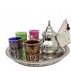 ESSENCE OF MOROCCO Set da tè marocchino con incisione media: teiera argentata con filtro integrato e porta teiera, 4 bicchieri da tè multicolore e vassoio argentato, fatto a mano in Marocco, set regalo per tè alla menta