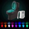iBetterLife Luce notturna per WC, con sensore di movimento, 8 LED che cambiano colore, luce notturna per bagno, gadget intelligente e unico, divertente, ideale come regalo per papà, adolescenti