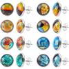 UNICRAFTALE 8 paia 8 colori orecchini a pendente set Starry Night Girasole Ispirato Stud Orecchino in vetro astratto Stud Orecchino 12 mm Modello piatto e rotondo orecchini