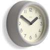 Jones Clocks® Fuze orologio da parete | Piccolo orologio rotondo moderno | Grigio | Design giocoso con morbida presenza scultorea | Ideale per cucine, soggiorni e camere dei bambini