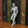 SUNUCO Falnvita - Decorazione per libreria medievale cavaliere corazzato con finitura argento, statuetta unica in stile gotico per gli amanti dei libri, ornamento da scrivania per casa e ufficio, idea regalo