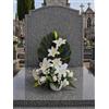 DRW Centro di fiori artificiali elegante bianco per chiese, cimiteri e celebrazioni con gigli, rose e paniculata, 56 x 20 x 70 cm