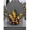DRW Centro di fiori artificiali giallo e viola per chiese, cimiteri e celebrazioni con gladioli, dalie e rose, 60 x 28 x 70 cm