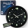 MIJOMA Orologio da parete Space: si illumina al buio, 29 x 29 x 4 cm | Funzionamento a batteria, design moderno, decorazione unica per la stanza, orologio spaziale
