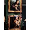 KUSTOM ART Poster Decorativo da Parete Rivisitazione Umoristica Monna Lisa Gioconda Versa il Vino a Ragazza con l'Orecchino di Perla Stampa Artistica Vintage su Carta Patinata 40x30cm Senza Cornice