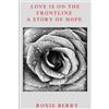 Roxie Berry Love Is On The Frontline (Tascabile)