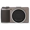 Ricoh GR III Diary Edition, corpo grigio caldo metallizzato con impugnatura marrone scuro e anello argento naturale, fotocamera digitale compatta con sensore CMOS APS-C da 24MP, obiettivo GR 28mmF2.8